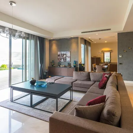 Villa Sleeps 8 With Pool Air Con And Wifi
