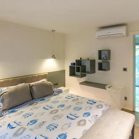 Sleeps 8 With Pool Air Con And Wifi * Bitez